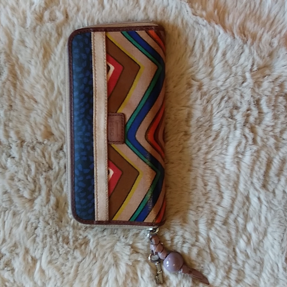 GUC. Vintage key-per Fossil wallet.